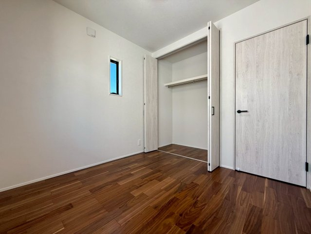 高知市一ツ橋町　新築一戸建ての洋室|木目フロアがあたたかみをプラス。心が落ち着く色合いで、寝室にも子ども部屋にもぴったり。