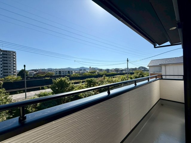 高知市一ツ橋町　新築一戸建てのバルコニー|開放的な眺望が魅力。前面に高い建物がなく、青空と緑が広がる心地よい景色。