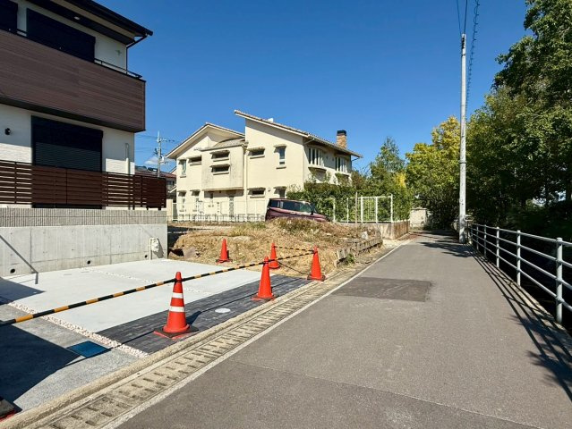 高知市一ツ橋町　新築一戸建ての前面道路含む現地写真
