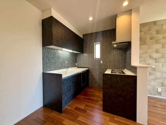 高知市一ツ橋町　新築一戸建てのキッチン|夫は洗い物担当、妻は仕上げ担当。そんな平和条約が結べるⅡ型キッチン♪