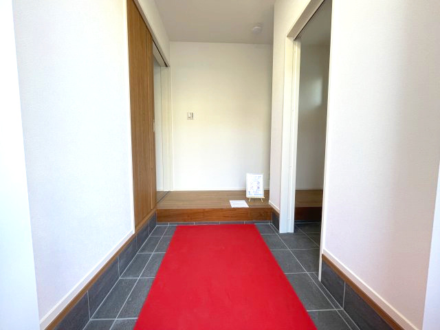 佐伯区千同一丁目　№35274の玄関|広々と、
落ち着く玄関です。