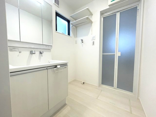 佐伯区千同一丁目　№35274の独立洗面台|三面鏡裏収納があるので
小物もスッキリ収納できます。