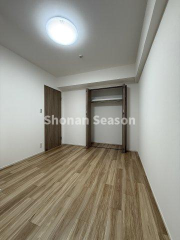 【洋室】 | 全室には空間を有効利用できる、クローゼット収納を完備しました♪