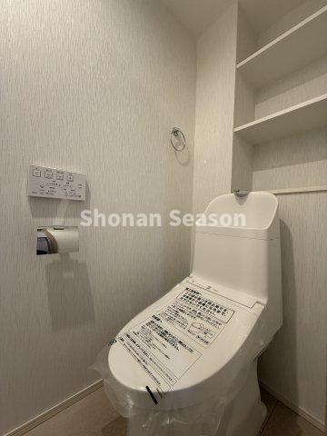 【トイレ】 | 掃除グッズ・ペーパーもスッキリ片付くトイレスペース◎