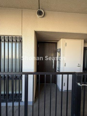 【玄関】 | 玄関には門扉があるので、プライバシーが守れますよ♪