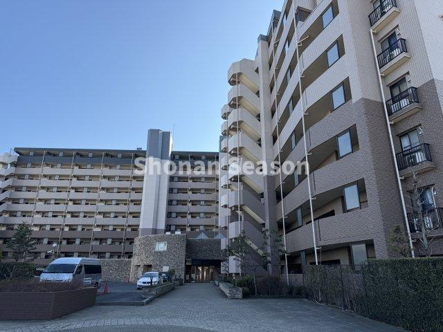 【外観】 | 共有部分には、サーフボード置場・シャワーブースを完備しております♪
オシャレなサーファーにもピッタリですね。