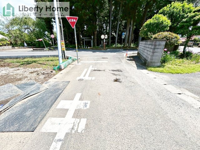 那珂市瓜連第14　新築戸建　2号棟の前面道路含む現地写真