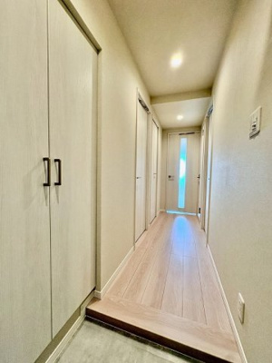 【玄関】 | ゼファー中十条アクタージュ | 収納もある玄関です