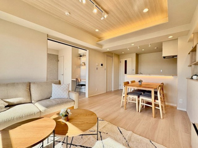 【居間・リビング】 | ゼファー中十条アクタージュ | 家具付き居間です