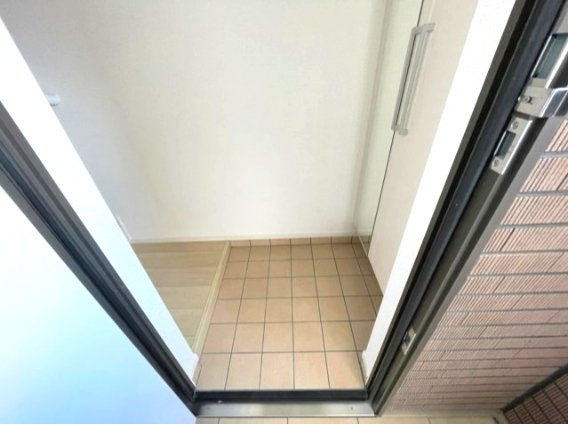 フルラージュの玄関|同建物反転タイプの室内写真を表示しています。