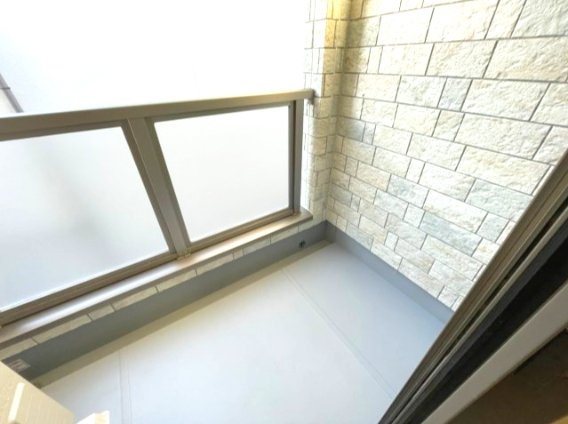 フルラージュのバルコニー|同建物反転タイプの室内写真を表示しています。