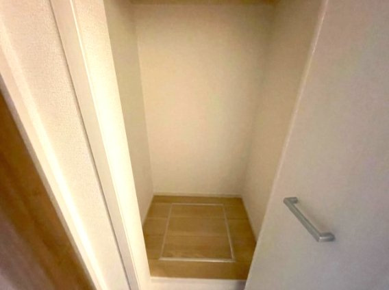 フルラージュの収納|同建物反転タイプの室内写真を表示しています。