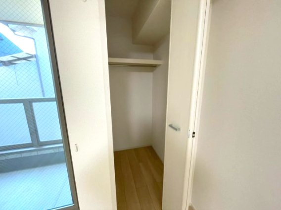 フルラージュの収納|同建物反転タイプの室内写真を表示しています。