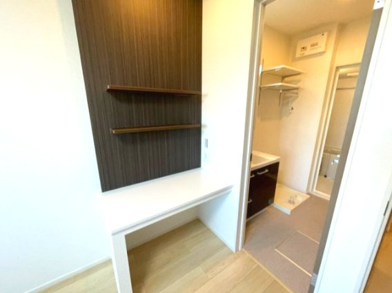 フルラージュの内装|同建物反転タイプの室内写真を表示しています。