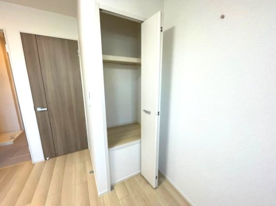 フルラージュの内装|同建物反転タイプの室内写真を表示しています。