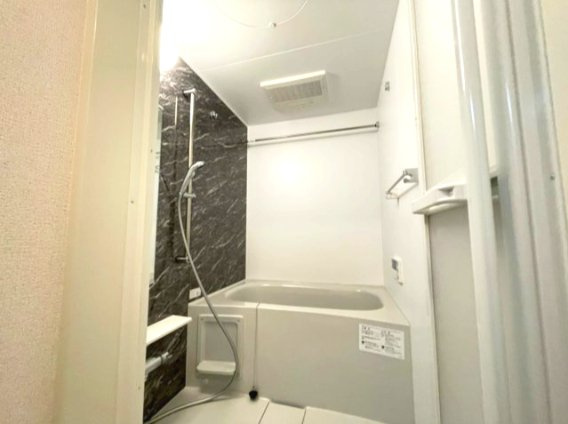 フルラージュの浴室|同建物反転タイプの室内写真を表示しています。