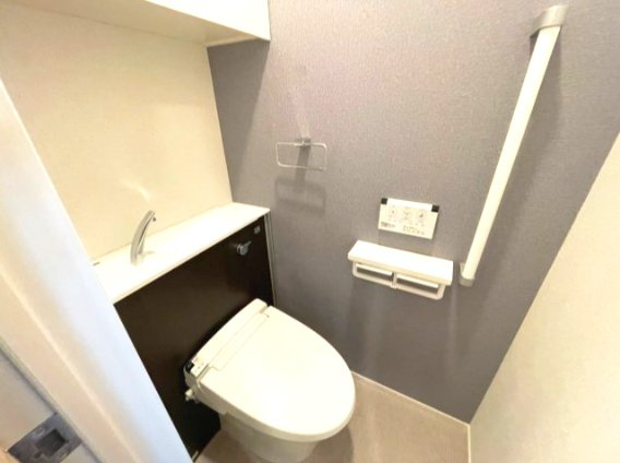 フルラージュのトイレ|同建物反転タイプの室内写真を表示しています。