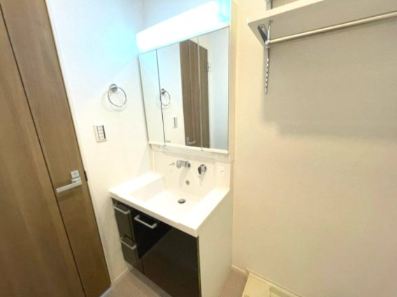 フルラージュの洗面所|同建物反転タイプの室内写真を表示しています。