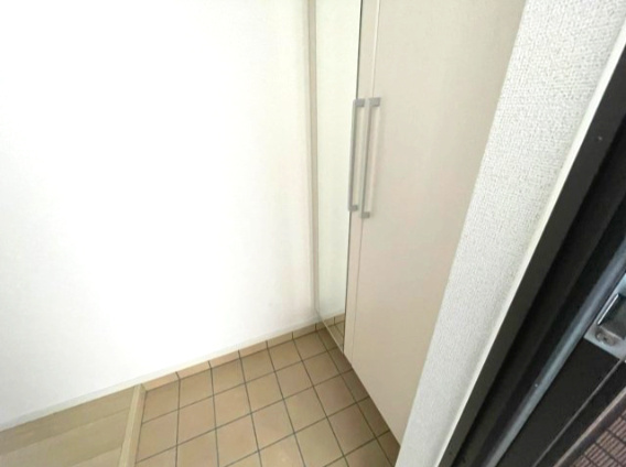 フルラージュの玄関|同建物反転タイプの室内写真を表示しています。