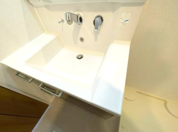 フルラージュの洗面所|同建物反転タイプの室内写真を表示しています。