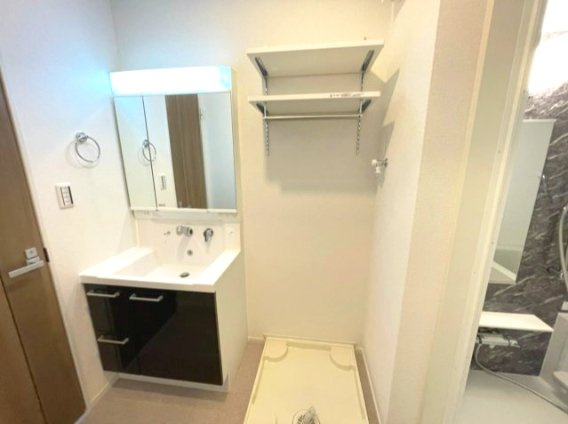 フルラージュの洗面所|同建物反転タイプの室内写真を表示しています。