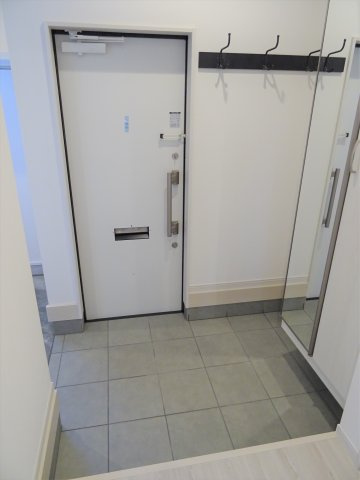 Luise(ルイーゼ)のエントランス|玄関衣装掛け付