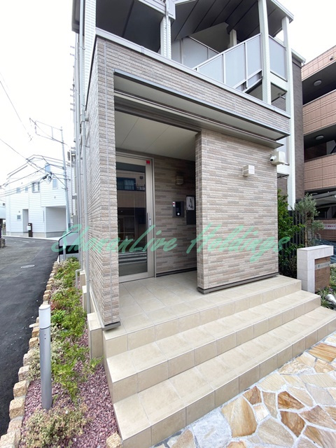 藤沢市高倉のアパートのエントランス