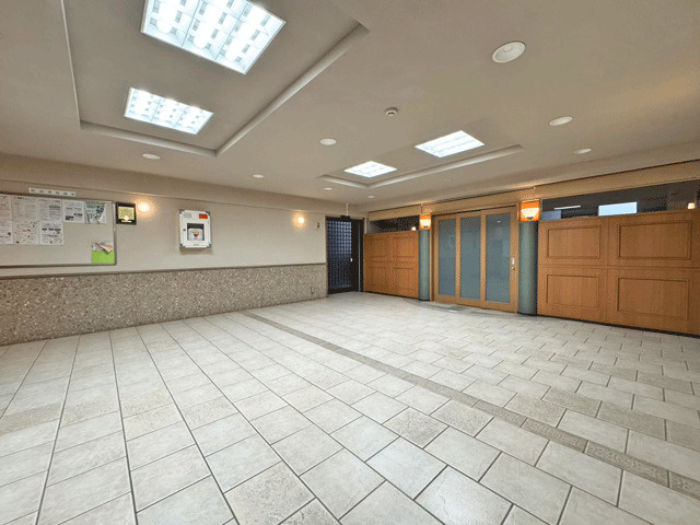 ナイスアーバン鶴ケ谷ヒルズのエントランス