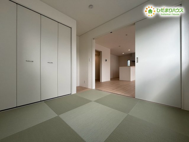 本庄市下野堂　第6　新築一戸建て　クレイドルガーデン　03の和室|続き間の和室は家事スペースやお昼寝スペースとしても便利です。落ち着いた雰囲気でゆったり過ごせ、多用途に使える心地よい空間になっております！引き戸を開ければ大空間を演出できますね！