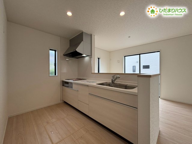 本庄市下野堂　第6　新築一戸建て　クレイドルガーデン　03のキッチン|使いやすい動線のキッチンでお料理がはかどる設備が整っています。家族の様子を見守りながら調理でき、毎日の食事づくりが快適に進みます。明るい雰囲気で毎日の料理が楽しくなる空間です☆