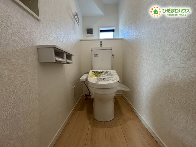 本庄市下野堂　第6　新築一戸建て　クレイドルガーデン　03のトイレ|窓付きで換気しやすいトイレです。清潔感のある内装で毎日気持ちよく使えます。家族みんなが快適に過ごせる心地よいスペースが整っており、使い勝手の良さが魅力です♪