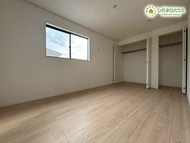 本庄市下野堂　第6　新築一戸建て　クレイドルガーデン　03の寝室|落ち着いた色合いの寝室でゆっくり休める環境です。大きな窓からの光が心地よく、朝の目覚めも爽やかに感じられます。家具の配置がしやすい広さで、ゆったりと休める環境が整っており、一日の疲れを癒やしやすい快適