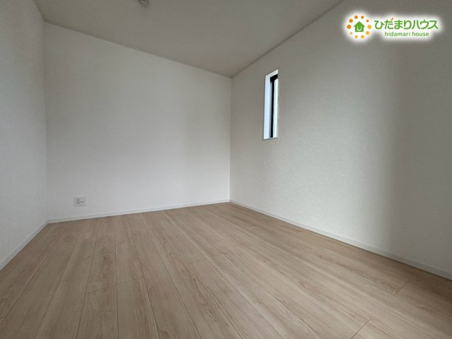 本庄市下野堂　第6　新築一戸建て　クレイドルガーデン　03の子供部屋|明るい光が差し込む子供部屋です。学習や遊びの時間が自然と楽しくなる心地よい空間で、机や収納を置いてもゆとりのある広さが魅力です。成長に合わせて使い方を変えやすく、毎日の生活が快適に過ごせる一部屋です♪