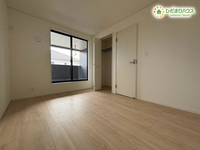 本庄市下野堂　第6　新築一戸建て　クレイドルガーデン　03の内装|木目の床が落ち着いた雰囲気をつくり、ベッドや収納家具も配置しやすい使い勝手の良い広さです。朝の支度やリラックス時間も快適に過ごせ、生活に自然と馴染む心地よい空間です☆