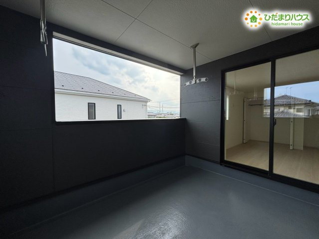 本庄市下野堂　第6　新築一戸建て　クレイドルガーデン　03のバルコニー|広めのバルコニーで洗濯物が干しやすい環境です。荷物の一時置きにも便利で、日々の家事が快適に進みます。風通しも良く、気持ちよく使えるスペースが広がっています♪