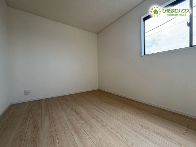 本庄市下野堂　第6　新築一戸建て　クレイドルガーデン　03の子供部屋|ワイドな窓から光が差し込む子供部屋です。机を置いてもゆとりがあり、学習や遊びの時間が快適に過ごせます。収納も使いやすく、成長に合わせて使える明るい空間です♪