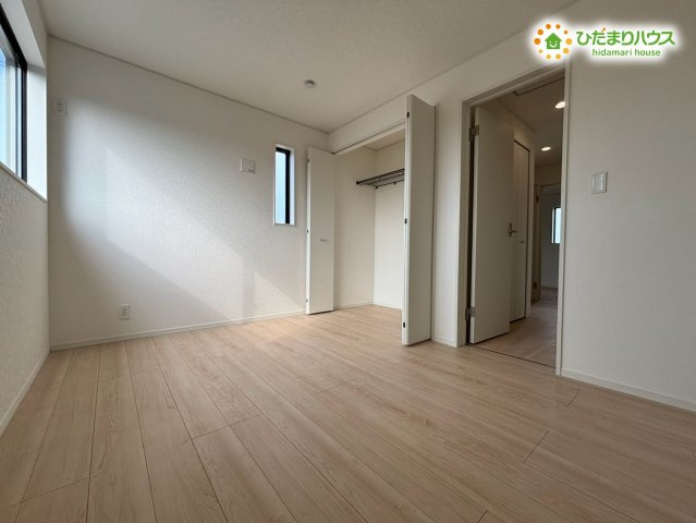 本庄市下野堂　第6　新築一戸建て　クレイドルガーデン　03の内装|独立した洋室が3部屋あるので、リモートワークや趣味のお部屋にも活用できます◎自然光が入りやすい造りで、日々の暮らしを快適に感じられる明るい室内です！