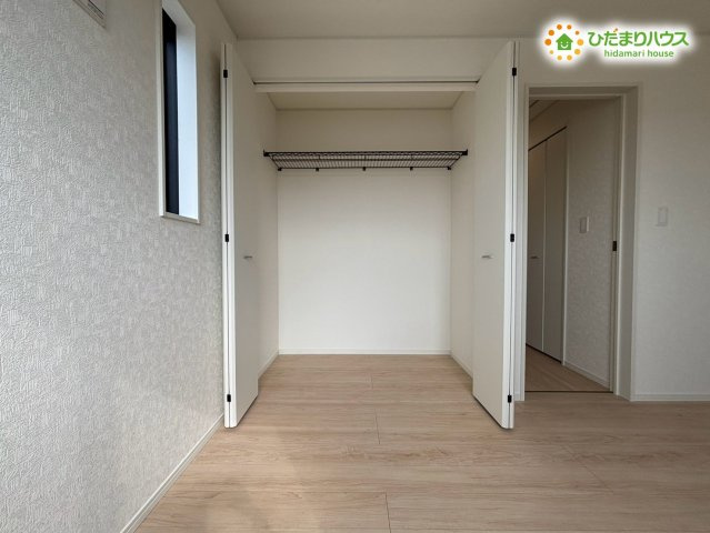 本庄市下野堂　第6　新築一戸建て　クレイドルガーデン　03の収納|全居室にクローゼットが備わり、衣類や日用品をすっきり片付けられる収納豊富な住まいです。家族それぞれの荷物を分けて管理しやすく、室内を広く使える快適さが魅力です。毎日の片付けが自然と進む心地よい環境です