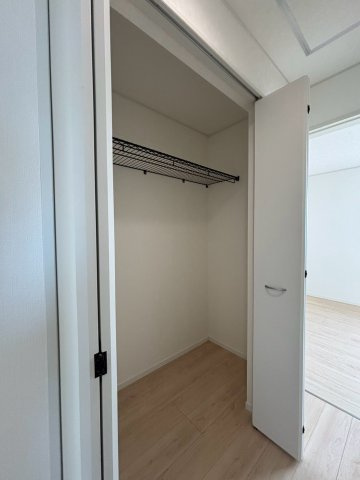 本庄市下野堂　第6　新築一戸建て　クレイドルガーデン　03の収納|廊下に設けられた収納は家族みんなで使いやすい位置にあり、日用品や季節物をまとめて片付けられる便利なスペースです。