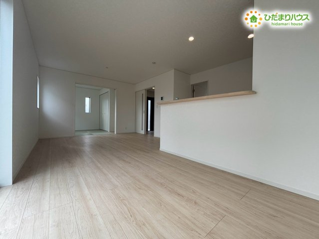 本庄市下野堂　第6　新築一戸建て　クレイドルガーデン　03の居間・リビング|大きな窓から光が広がるリビングです。家族が自然と集まりやすい心地よい空間で、ゆったりとした時間を楽しめます(-ω-)/明るい雰囲気が広がり、毎日の団らんがより豊かになります！
