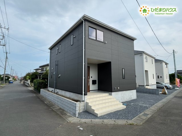 本庄市下野堂　第6　新築一戸建て　クレイドルガーデン　03の外観|落ち着いた色合いの外観が印象的な一棟です。周辺の街並みに馴染みながらも存在感があり、帰宅時にほっとできる穏やかな佇まいです。暮らしに寄り添う安心感のある外観です♪