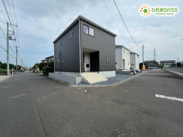 本庄市下野堂　第6　新築一戸建て　クレイドルガーデン　03の前面道路含む現地写真|前面道路は見通しが良く、車の出し入れがしやすい環境です。道も整備されており、お子様との外出や日々の移動が安心して行えます。周辺の雰囲気も落ち着いていて快適です★