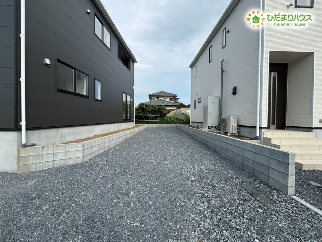 本庄市下野堂　第6　新築一戸建て　クレイドルガーデン　03の駐車場|ゆとりある駐車スペースは2台のお車を停めることができます。荷物の積み下ろしもスムーズにでき、日常の利便性が高まります。来客時にも安心して対応できる広さが嬉しいですね！