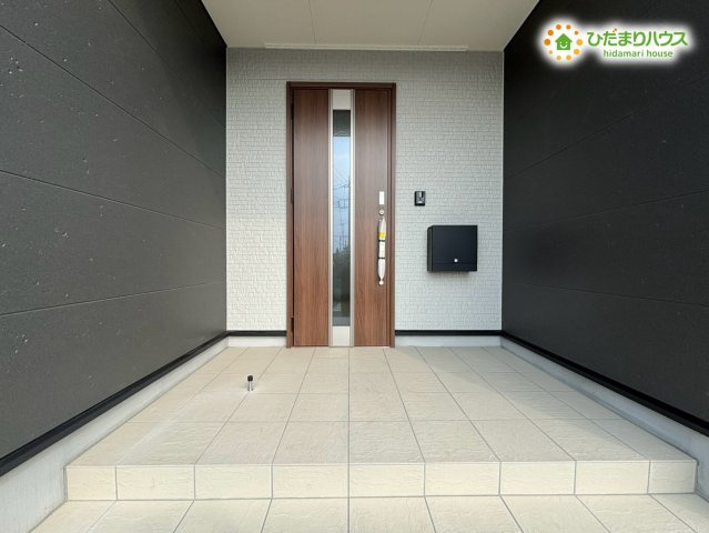 本庄市下野堂　第6　新築一戸建て　クレイドルガーデン　03の玄関|広々とした玄関ポーチです。ベビーカーや荷物を一時的に置きやすいゆとりがあり、外出前後の準備がスムーズに進みます。落ち着いた色合いの扉とタイルが上品で、帰宅時に心地よさを感じられる空間です☆