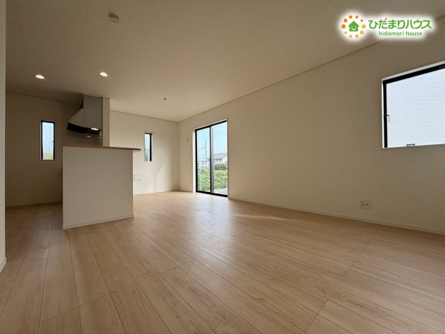 本庄市下野堂　第6　新築一戸建て　クレイドルガーデン　03の居間・リビング|日当たりの良い16帖のLDKです。食事や団らんの時間が自然と楽しくなる開放感があり、家族の時間がより豊かに感じられます。明るさと広さが魅力の心地よい空間です(*^-^*)