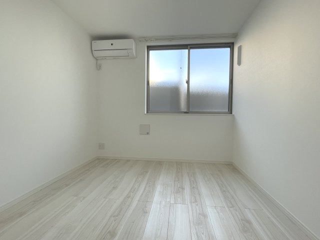 川崎市麻生区片平３丁目のアパートの居間・リビング