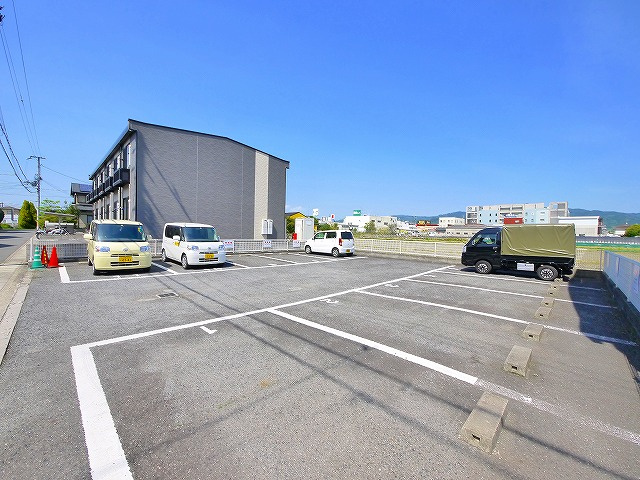 レオパレス浪漫の駐車場|駐車場があるので、車を買う予定の方も安心です