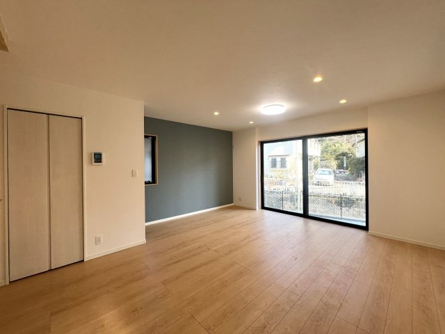 見た目がKAWAIIだけじゃない！あざとい系な新築戸建【泉区岡津町】の居間・リビング|おしゃれなリビングです