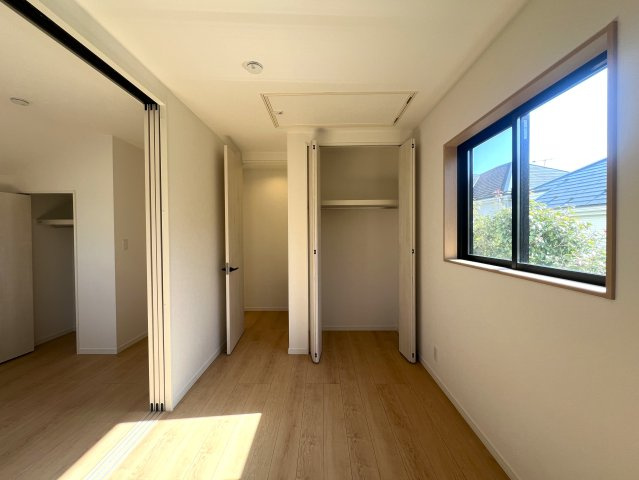 見た目がKAWAIIだけじゃない！あざとい系な新築戸建【泉区岡津町】の洋室|スタンダードな洋室です