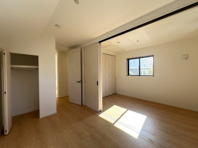 見た目がKAWAIIだけじゃない！あざとい系な新築戸建【泉区岡津町】の洋室|使い勝手のいい洋室です